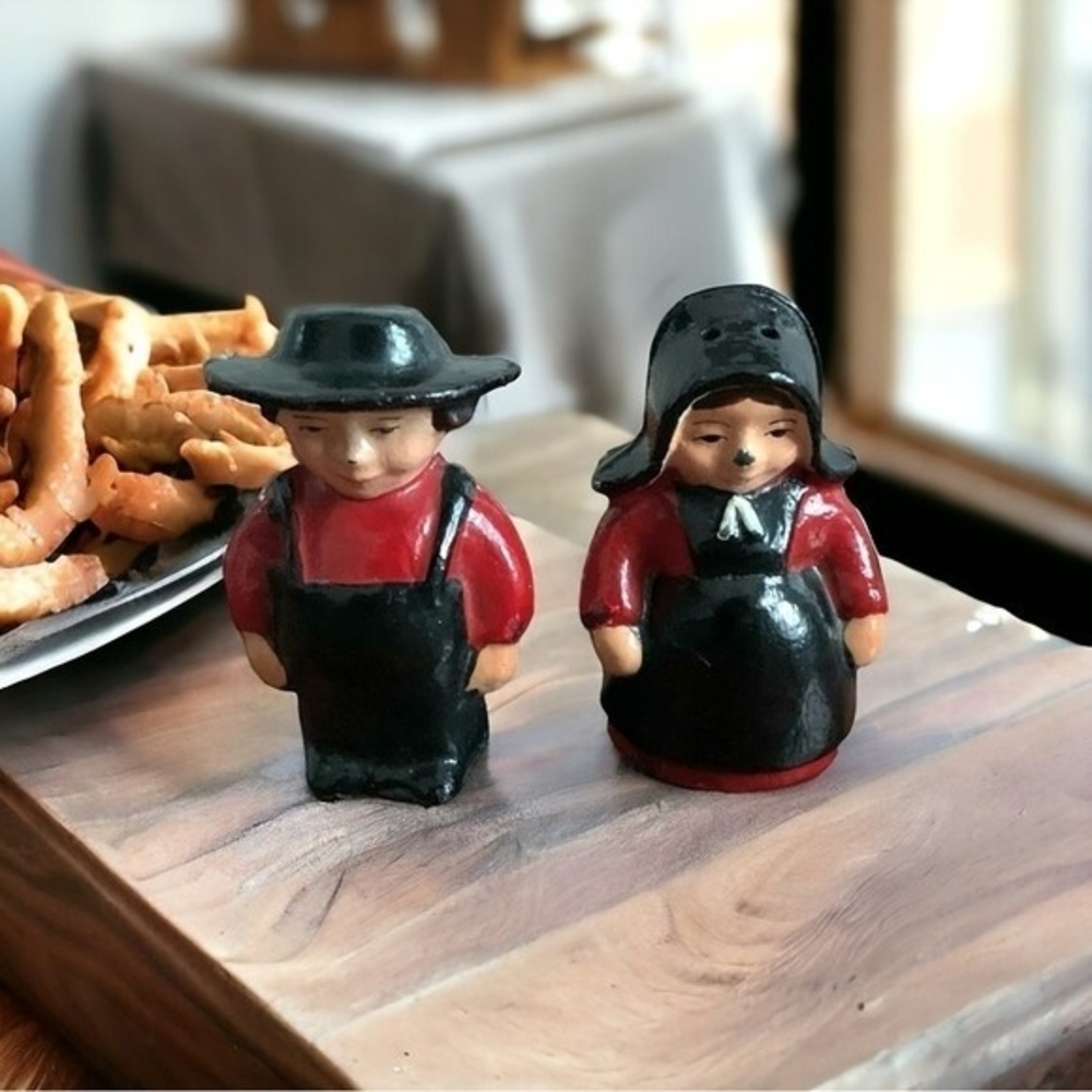 Vintage Amish Couple Salt Pepper Shakers 2.5" Red Black Cast Iron Set Vintage